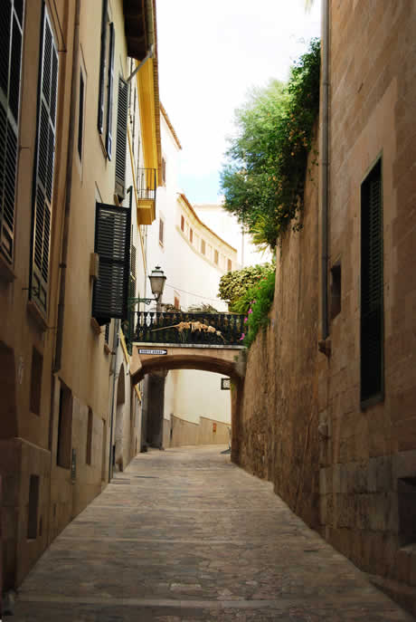 Vecchia strada tra le case a palma di maiorca foto